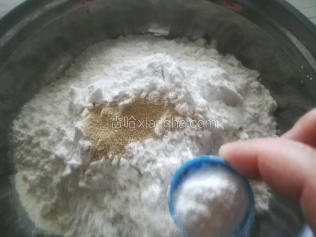 加3克泡打粉搅拌均匀用温水和面。