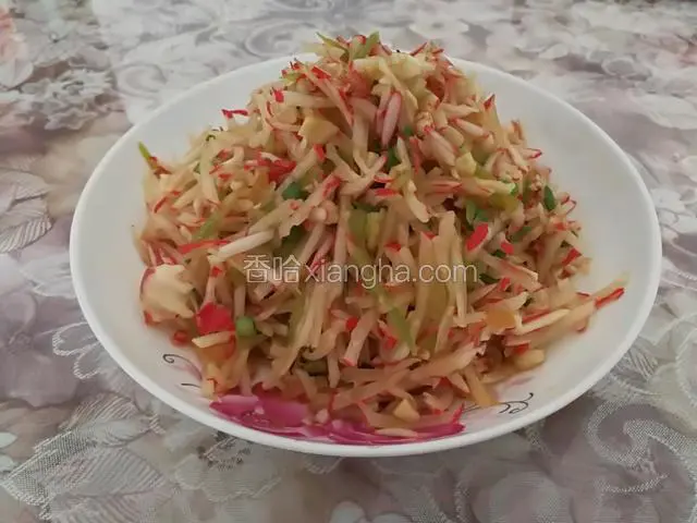 放入生抽，白醋，盐充分搅拌。