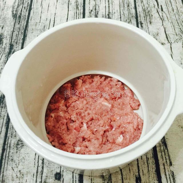 把猪肉平铺炖盅底部