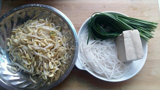 粉条提前泡发，豆芽，豆腐，韭菜洗净。