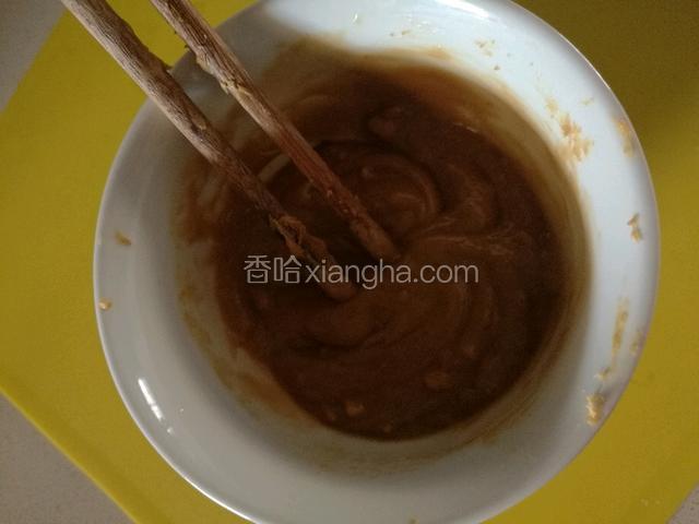 花生酱加盐，醋，糖少量的的温水调成糊状。