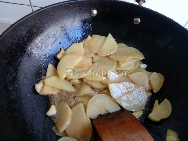 加土豆片翻炒，加少许水炒至透明，加酱油调味。