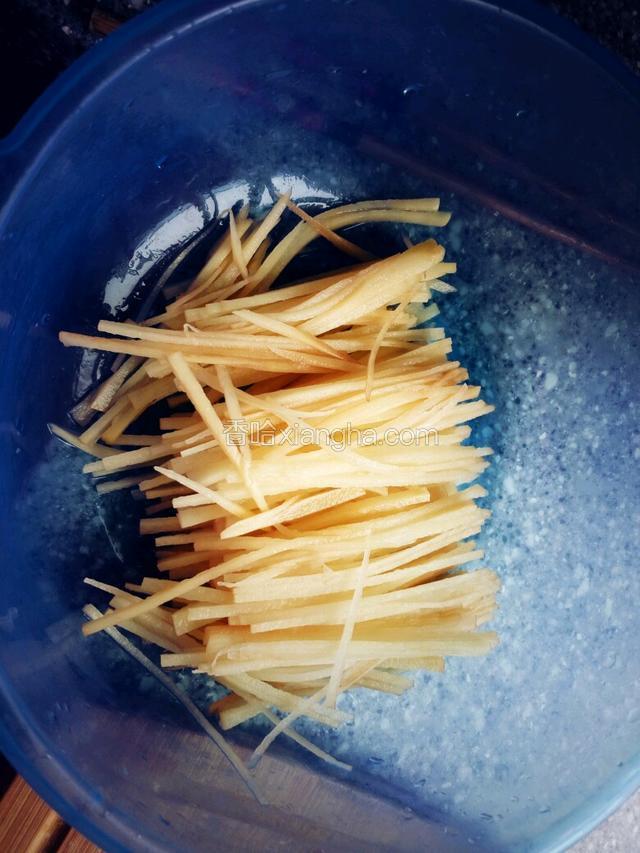土豆去皮切长丝泡清水。