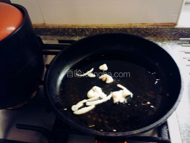 锅里倒油放一点肥肉丝炒出油。