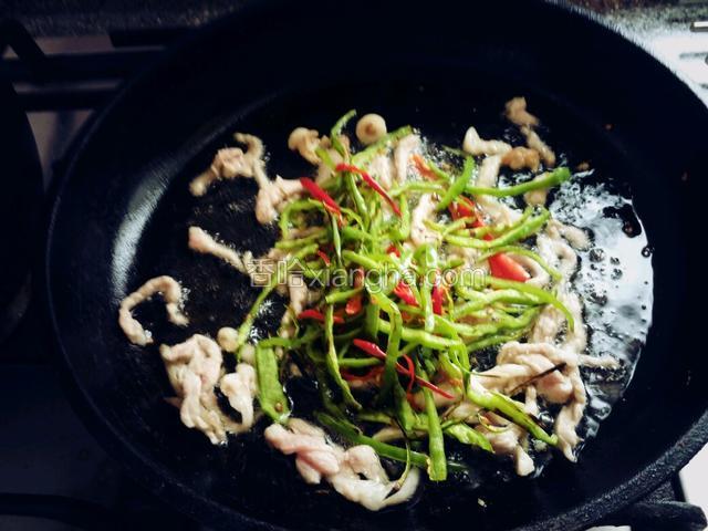 放煸好的辣椒料酒炒均匀。
