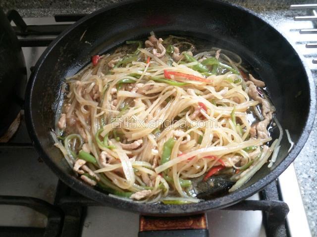 最后放味精，香油炒均匀出锅了