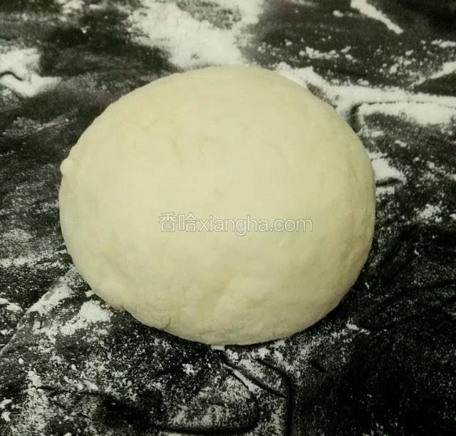 把豆沙馅包入面团里，整成圆形