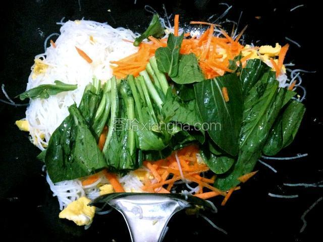 放菜心、胡萝卜、炒至菜心断生