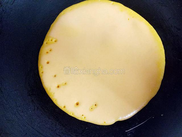 当面饼上面冒了很多小气泡的时候，用铲子小心翻面