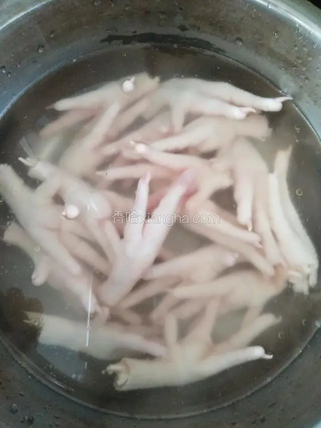 鸡爪清水洗净