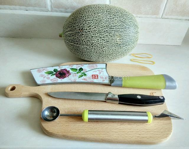 准备一个哈密瓜和所需工具。