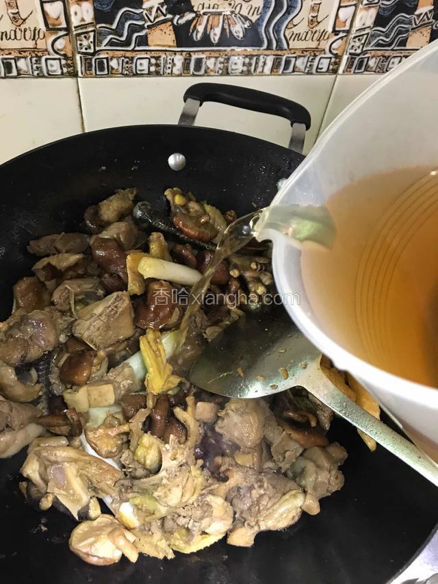 将泡菌的水加入鸡肉中，以沿过鸡肉为宜