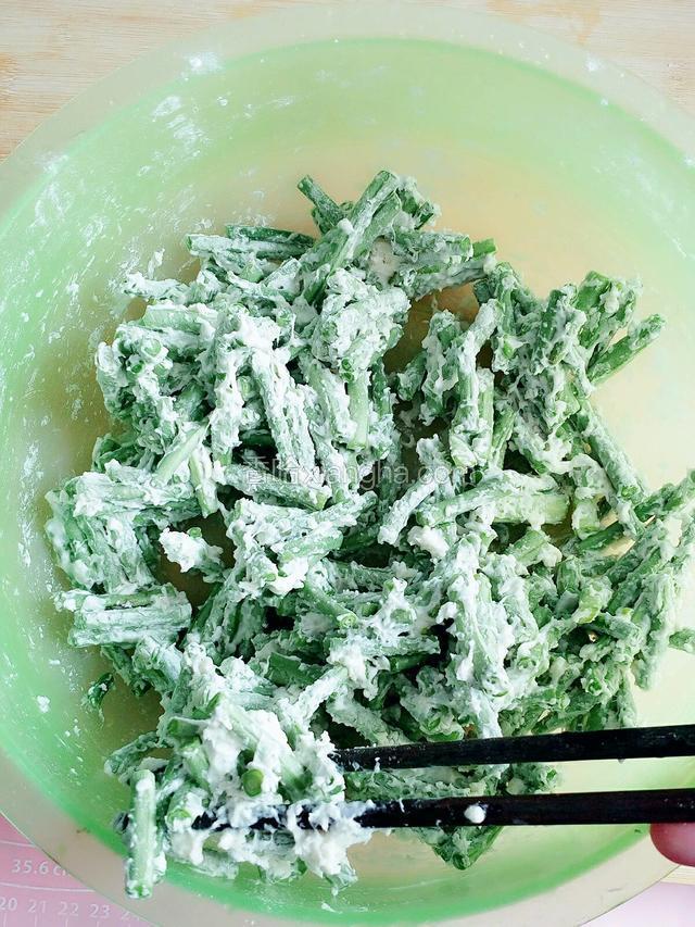 最后面粉拌到如图程度！（每颗豇豆可以黏在一起）