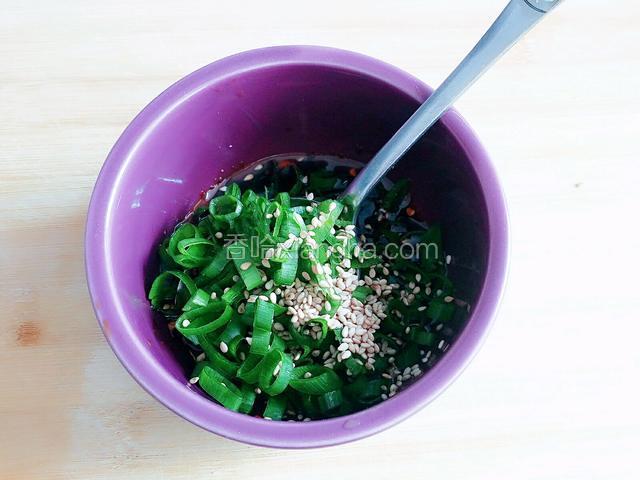 葱花，蒜末，熟芝麻，鸡精少许！
