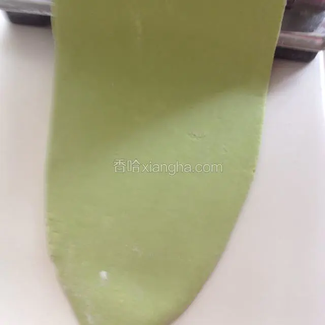 把面条机调成最厚的档位，压成面片