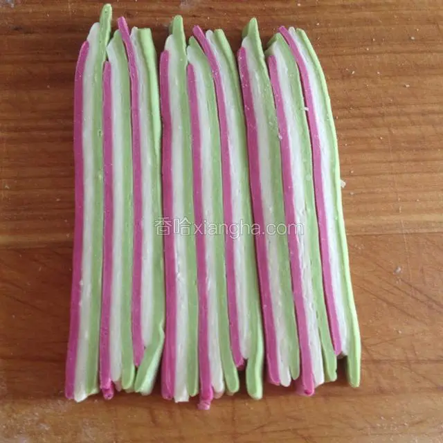 切面朝上摆放至面条机的宽度，中间不连接的地方用少许水粘起来，撒上干面粉