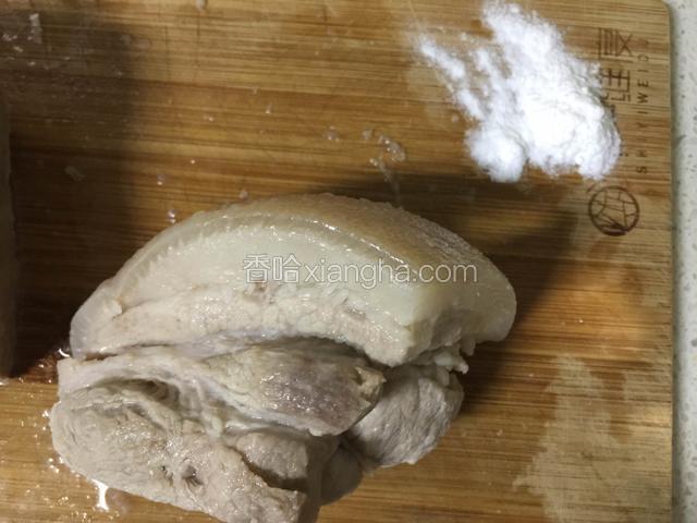 肉皮上撒些小苏打，在撒少许盐，用手按摩一下。