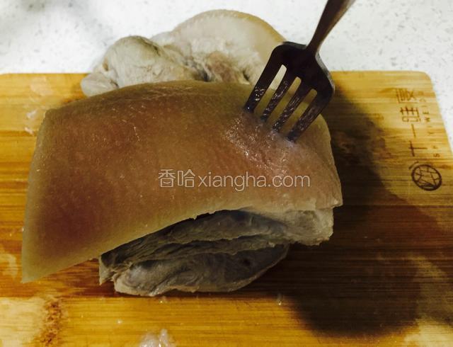 用叉在肉皮上扎，洞洞越多越好。