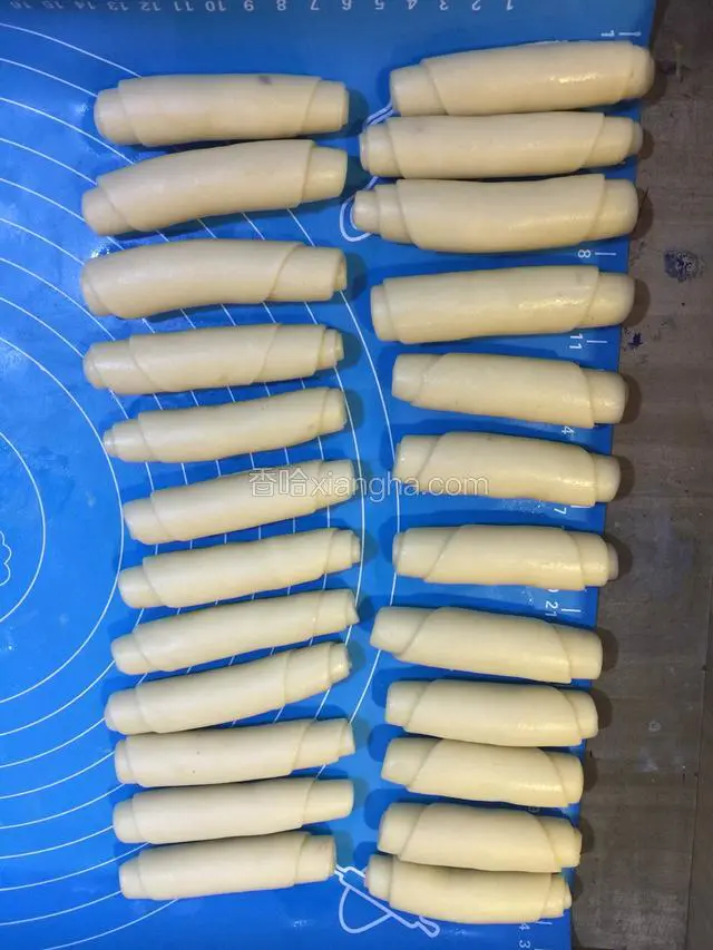全部弄好盖保鲜膜醒20分钟