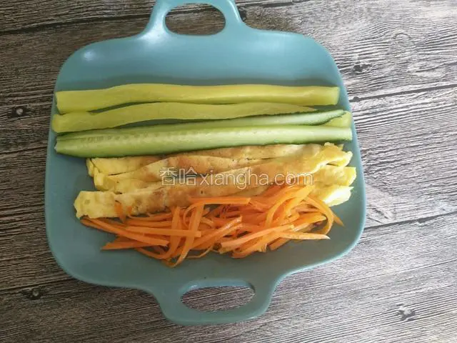 鸡蛋皮切成条待用