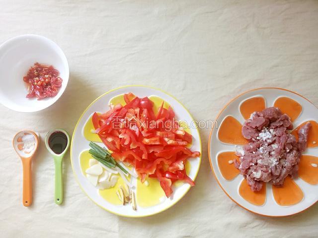 把食材准备好(肉先用嫩肉粉拌过)