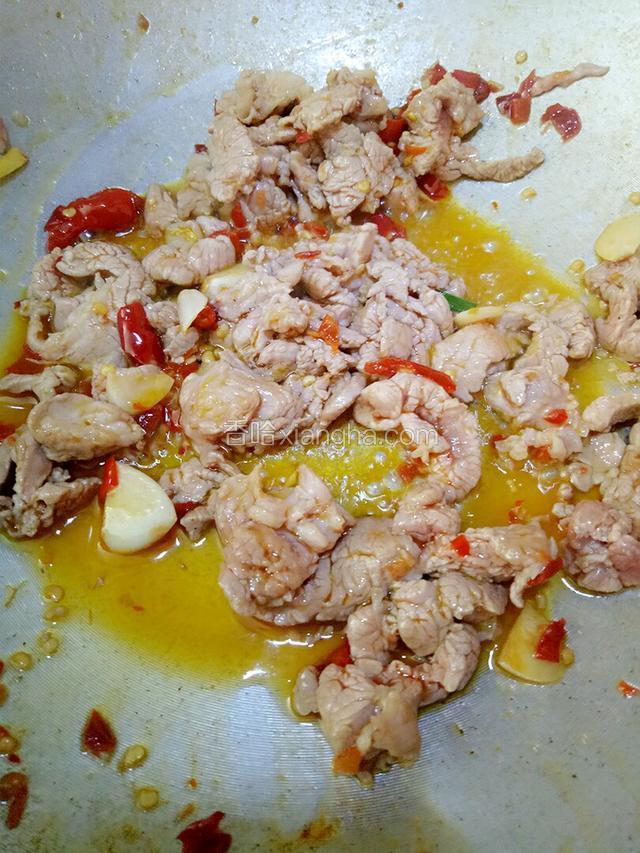 加入肉片翻炒至熟