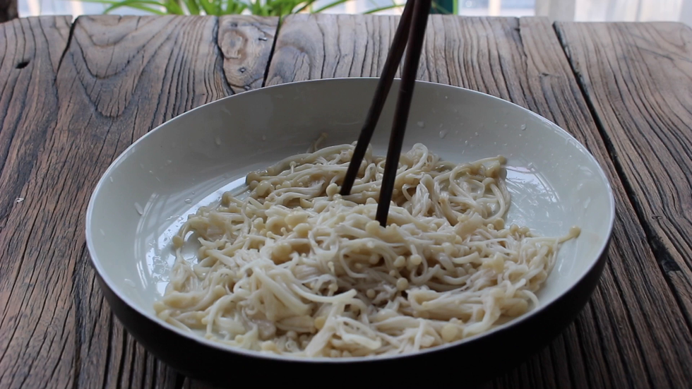 盘中铺金针菇