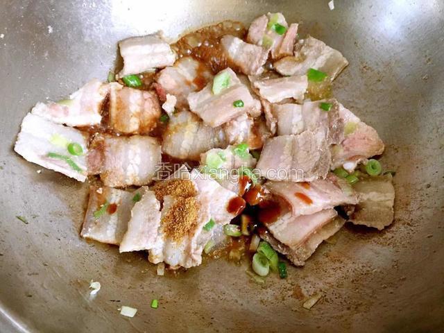 待肉片变色后，放入生抽、花椒粉和蚝油调味。