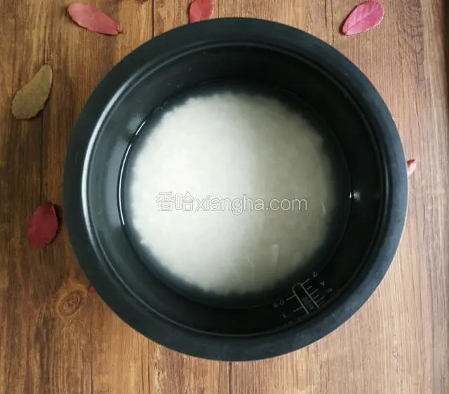 大米清洗后时间充裕可以浸泡半个小时，放入平时焖饭的水量即可。