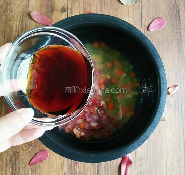 可以舀汤勺泡米水稀释好酱油和盐备用。