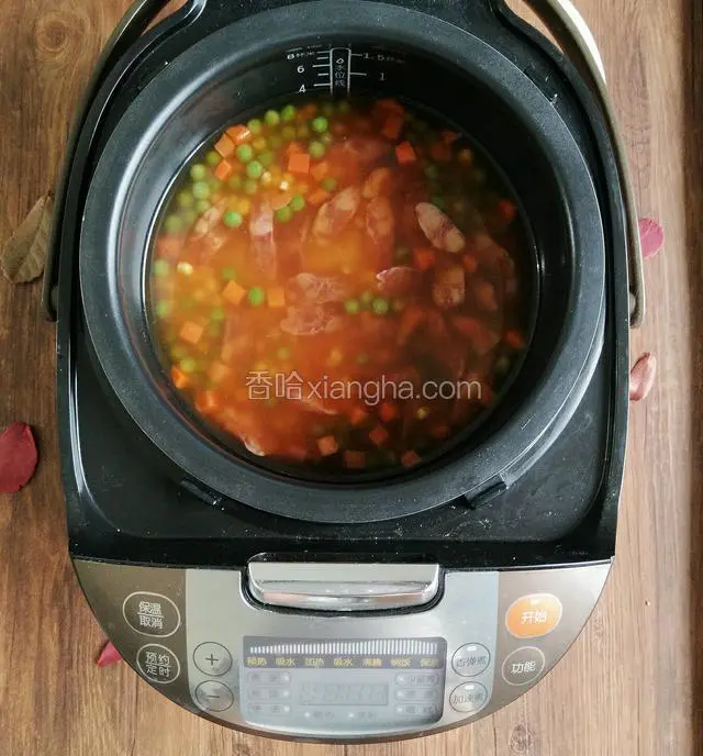 将混合好的调料汁倒入电饭煲，并搅拌均匀。