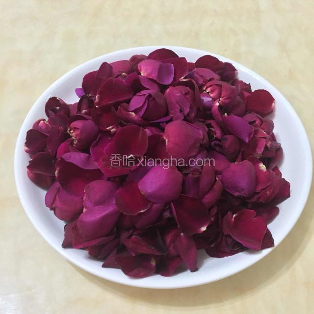 玫瑰花瓣沥干水份，花瓣的量是500克