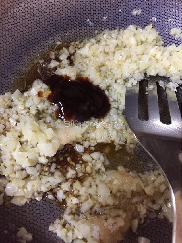 放入蚝油 料酒 白糖 生抽继续炒香