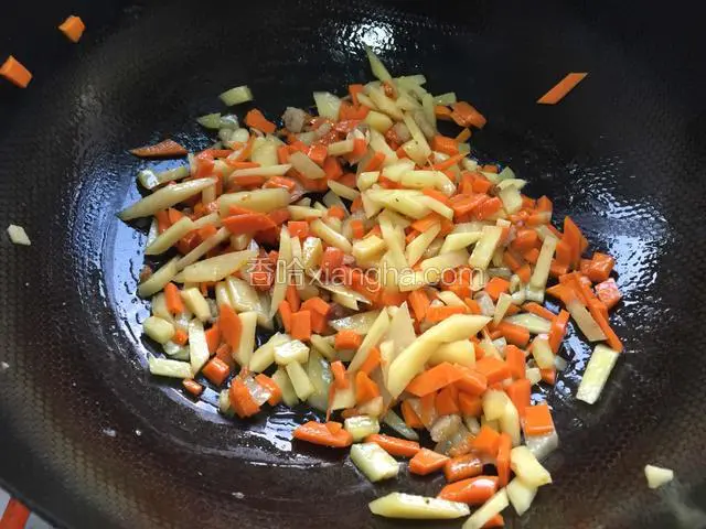 加土豆和胡萝卜翻炒