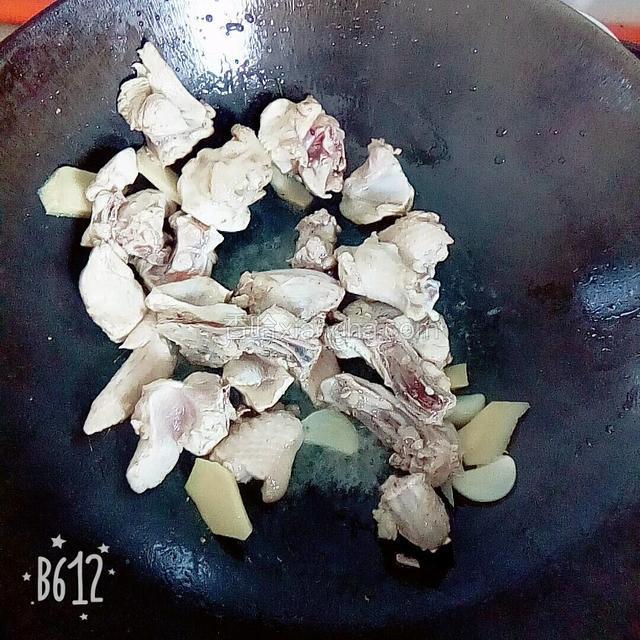 接着倒入小鸡肉，快速翻炒匀。