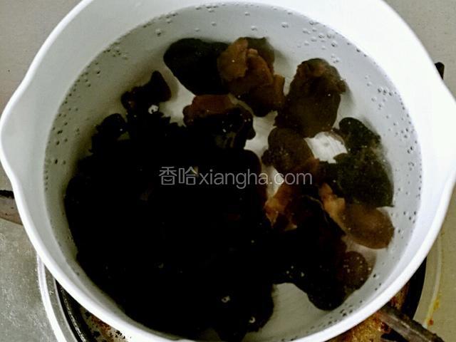 锅中加水烧开，放入少许食用油，放入木耳