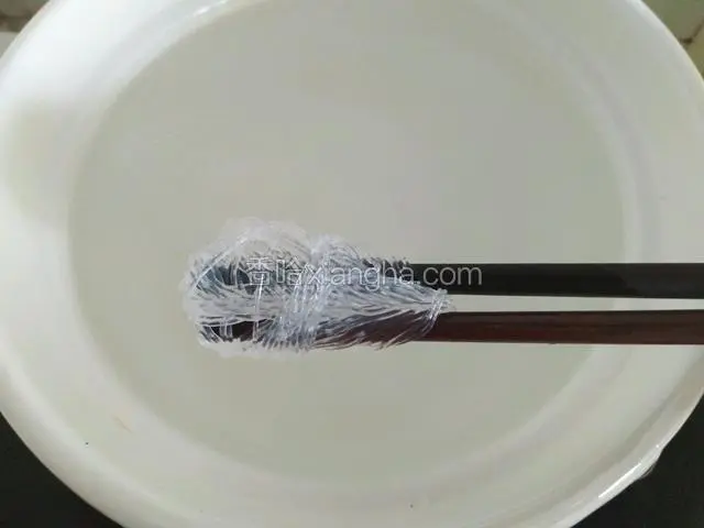 锅中烧开水，放入粉丝煮三分钟左右