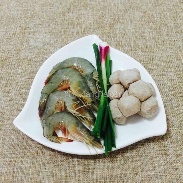 材料如图……
海虾，香葱，猪肉丸，待用