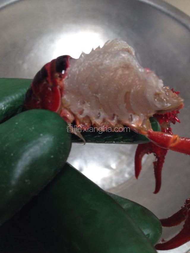 小龙虾买回用清水浸泡后再换盐水，用刷子刷洗干净，用剪刀剪去虾脚，留下前面两个大夹子，去掉虾头壳（要戴手套处理，避免被夹）