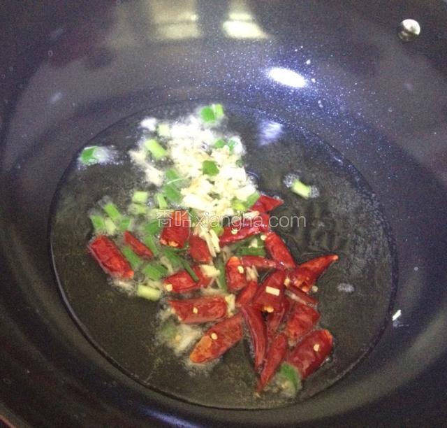 炒锅烧热放油，先把葱姜和红辣椒炒香
