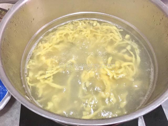 锅中烧开水后把鸡蛋面下入锅中煮。