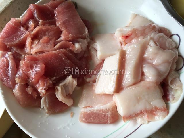 肉切片.肥的话可以切下来炼油再炒