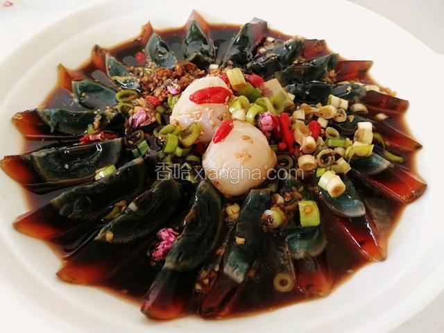 食用前把调汁浇在松花蛋上