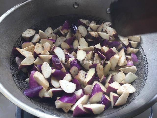 茄子下锅翻炒.有适量多一点茄子比较吃油