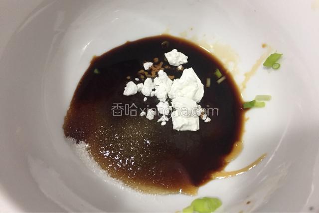 用糖蚝油淀粉加清水调一个汁