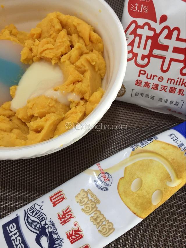 在薯泥中放入炼乳适量