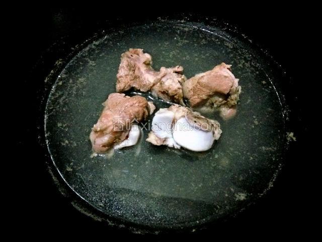 大骨焯水、捞起过冷水、清洗干净