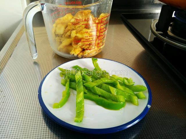 鸡蛋和青椒都盛出来备用。