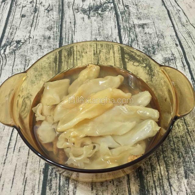 除腥味第三步
再用几片姜煮姜水，把鱼胶放进姜水泡发2~3个钟。然后再洗干净。
鱼胶不要久泡，不然会流失营养和胶质。
因为是做甜品，腥味太重会影响口感，才加了姜水泡发这一步。