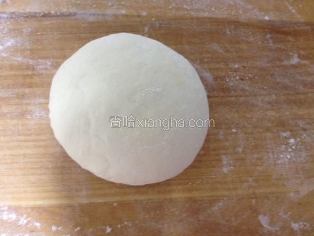 取出放在面板上揉至光滑